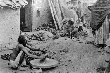 Een pottenbakker aan het werk, India, 20e eeuw