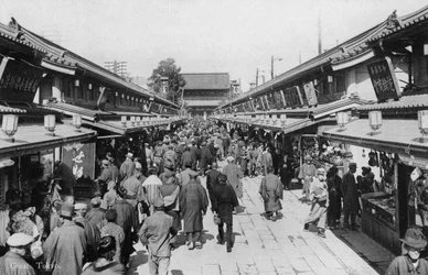 Een rij winkels in Asakusa, Tokio, 20e eeuw