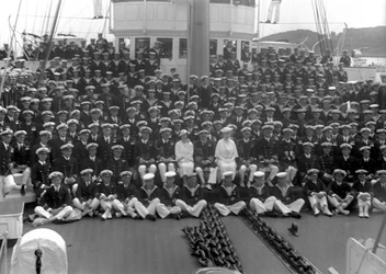 Een scheepsbemanning op dek