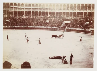 Een momentopname van een stierengevecht voor een groot publiek in de Las Ventas del Espiritu Santo arena, Madrid, genomen door een onbekende fotograaf rond 1930