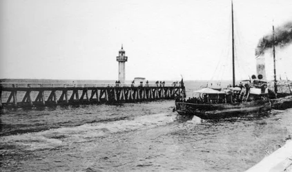 Een stoomboot vertrekt uit Trouville naar Le Havre, Frankrijk, ca. 1920s