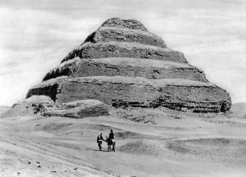 Een trappiramide buiten Caïro, Egypte, ca. 1920s