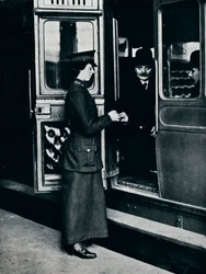 Een vrouwelijke kaartjescontroleur aan het werk, ca. 1914
