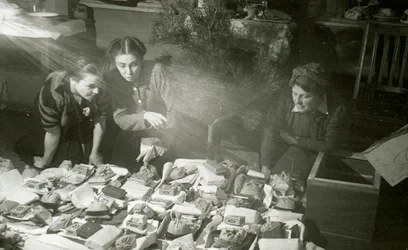Actrices van het Moskouse Kunsttheater bereiden cadeaus voor het Rode Leger, USSR, 1943