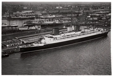 Luchtfoto van de haven van Bremen, Duitsland, en de lijnboot Europa, vanuit een Zeppelin, ca. 1931 1933