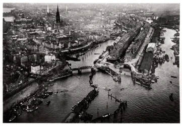 Luchtfoto van de haven van Hamburg, Duitsland, vanuit een Zeppelin, ca. 1931-1933