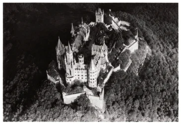 Luchtfoto van Hohenzollern-kasteel, Baden-Württemberg, Duitsland, vanuit een zeppelin, c1931 1933