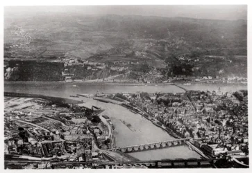 Luchtfoto van Koblenz, Rijnland-Palts, Duitsland, vanuit een Zeppelin