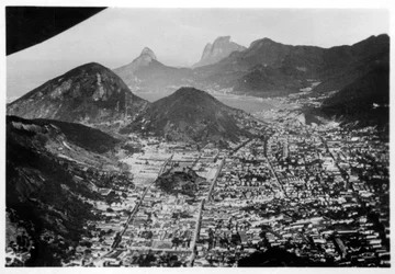 Luchtfoto van Rio de Janeiro, Brazilië, vanuit een Zeppelin, 1930-1933