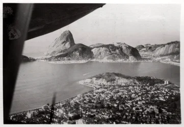 Luchtfoto van Rio de Janeiro, Brazilië, vanuit een Zeppelin, 1930-1933