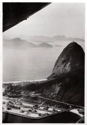 Luchtfoto van de Suikerbroodberg, Rio de Janeiro, Brazilië, vanuit een Zeppelin, 1930-1933