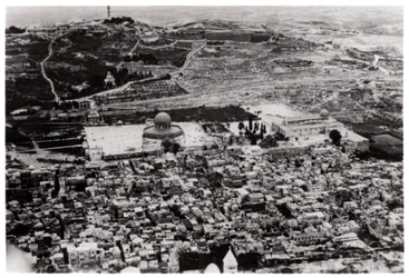 Luchtfoto van de Moskee van Omar, Jeruzalem, Palestina, vanuit een Zeppelin, 1931-1933