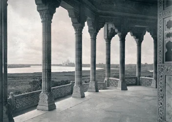Agra. Balkon van de Jasmijntoren, met uitzicht op de Taj, ca. 1910