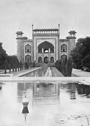 Agra. De poort van de Taj Mahal, c1910