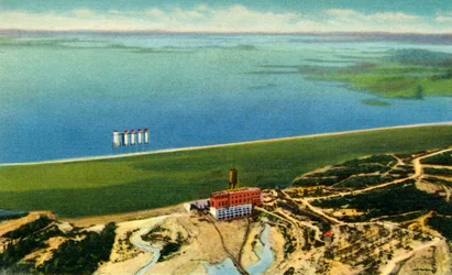 Luchtfoto van Saluda Dam met Lake Murray, S.C.
