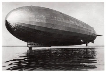 Luchtschip LZ127 Graf Zeppelin landt op het Bodenmeer, Duitsland, 1933