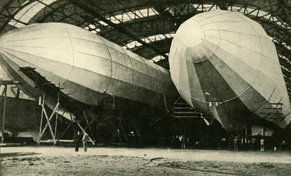 Luchtschepen in hangar, Eerste Wereldoorlog, 1914, ca. 1920