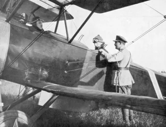 Albert I van België, vertrekkend per vliegtuig om de linies van de IJzer te bezoeken, c1917