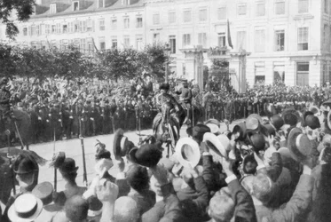 Albert I van België op weg naar het parlement, 1914