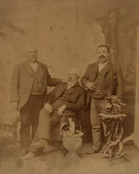 Albuminefoto van drie leden van de familie Boyd, 1890-1930