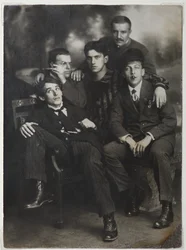 Aleksei Kruchenykh, David Burliuk, Vladimir Mayakovsky, Nikolai Burliuk en Benedikt Livshits, 1913
