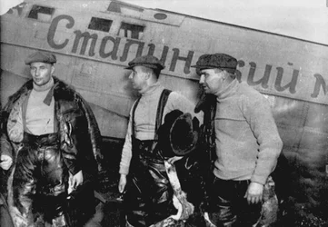 Alexander Belyakov, Georgiy Baidukov en Valery Chkalov bij hun vliegtuig op 20 juni 1937