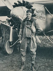 Amerikaanse vliegenier Charles Lindbergh en zijn vliegtuig, Spirit of St. Louis, ca. 1927, ca. 1937