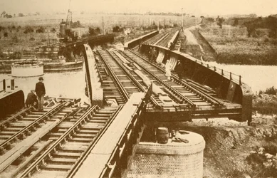 Een elektrisch bediende draaibrug, bij Beccles, nabij Yarmouth London en North Eastern Railway