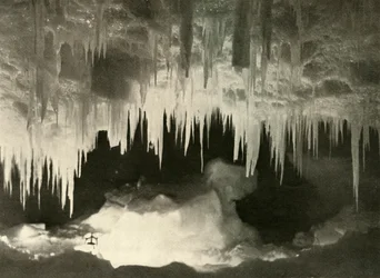 Een ijsgrot in de winter, ca. 1908, 1909