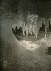Een ijsgrot in de winter, gefotografeerd bij het licht van orkaanlampen, ca. 1908, 1909