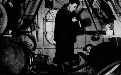 Een RAF-rigger serveert ontbijt om 6.30 uur, ca. 1940 1943