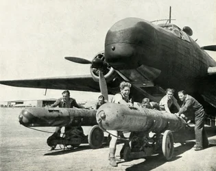 Een vliegtuig dat torpedo