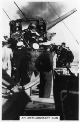 Een luchtafweergeschut aan boord van HMS Nelson, 1937