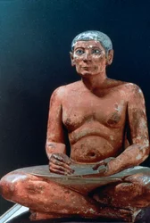Oude Egyptische figuur van een zittende schrijver, 25e-24e eeuw v.Chr.