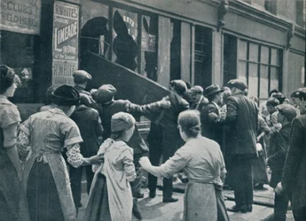 Anti-Duitse rellen in Londen: Een menigte breekt de ramen van een Duitse winkel, ca. 1914