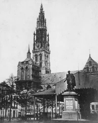 Kathedraal van Antwerpen en standbeeld van de kunstenaar Peter Paul Rubens, België, 1867
