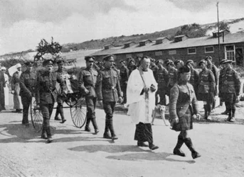 Legerpredikant die een begrafenis leidt van een verpleegster die omkwam bij een luchtaanval op een Britse basis nabij Etables, 1918