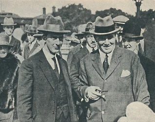 Aankomst in Engeland. Kapitein Cecil Foster en zijn hoofdofficier Gravesend, augustus 1923