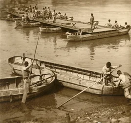 Samenstellen van een pontonbrug, c1914-c1918