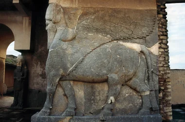 Assyrische kunst: gevleugelde stier, bewaker van de ingang van het paleis, sculptuur