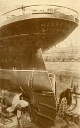Aan het werk aan de achtersteven van de Mauretania, in droogdok, ca. 1930