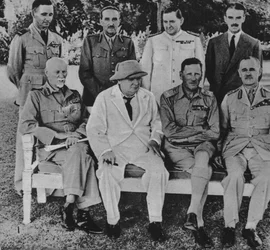 Aan het front in Egypte: Mr. Churchill in Caïro met leden van de Midden-Oosten Oorlogsraad, 1942