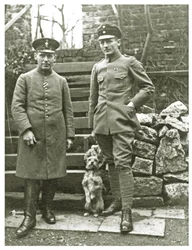 Oostenrijkse of Italiaanse soldaten met een hond, februari 1918