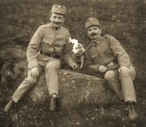 Oostenrijkse soldaten met een hond