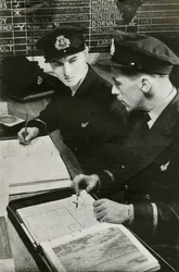 BOAC navigatieofficieren maken een vluchtplan, Tweede Wereldoorlog, ca. 1939-1944