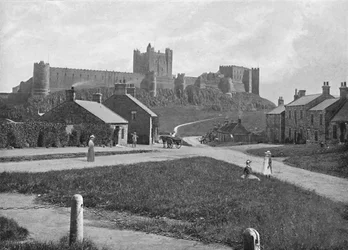 Bamborough Castle, vanuit het dorp, c1896