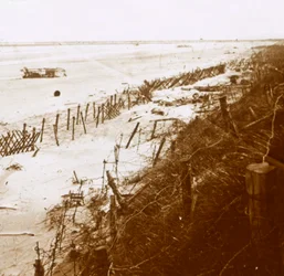 Prikkeldraadversperringen op het strand, Nieuwpoort-Bad, Vlaanderen, België, ca. 1914-1918