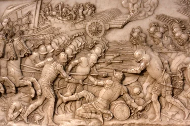 Basiliek van St. Denis, Graf van Frans I koning van Frankrijk en Claude van Frankrijk, Reliëf van de stichting, Afbeelding van de slag bij Marignano in 1515 - de Fransen en hun artillerie tegenover de Oude Zwitserse Confederatie, Saint-Denis, Frankrijk