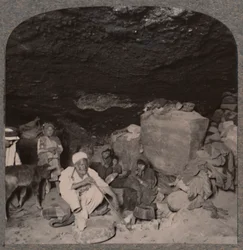Bedoeïenen grot-bewoners in hun grotten, c1900