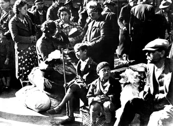 Belgische vluchtelingen met hun fietsen en bezittingen buiten het Gare du Nord, Parijs, juli 1940